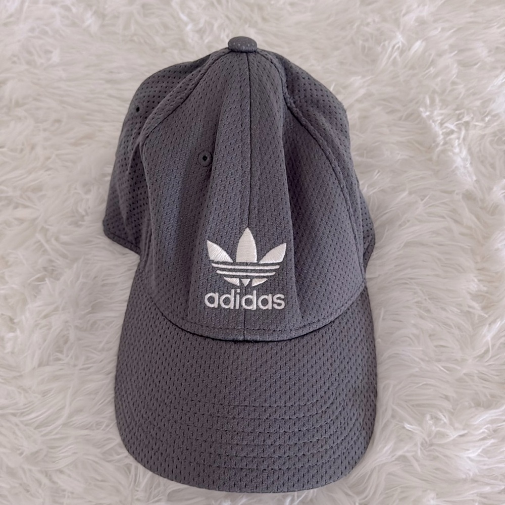Men’s L/XL fitted grey adidas baseball cap
